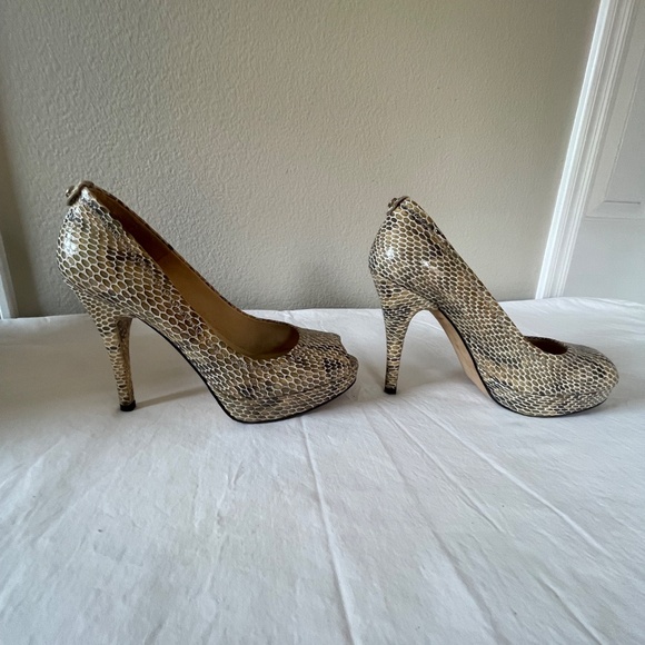 Stuart Weitzman JUST SO Beige Snakeskin Peep Toe Platform Stiletto Pumps Sz 8 M - Picture 6 of 16